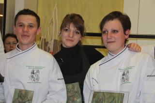 Le trophée 2012 revient l'équipe de Grenoble, soit de gauche à droite, Clément Poupon (cuisine),...