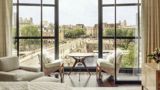 La suite Seine de l'hôtel Cheval Blanc offre une vue unique sur le Pont Neuf.