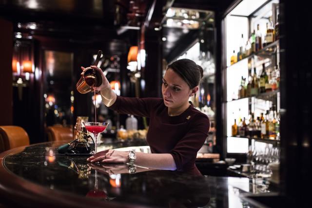 Aurélie Pezet, chef barman du Ritz Bar, Paris Ier