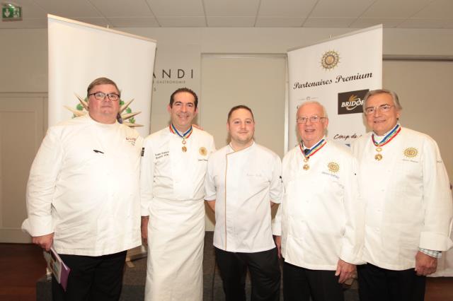 Romain Schaller entouré de Christian Millet, Fabrice Prochasson (président du concours), Gérard Dupont (président du jury ) et Michel Pasquet (huissier).