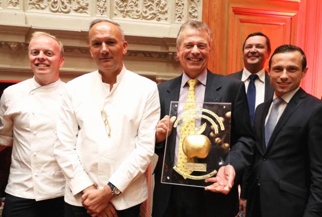 De gauche à droite : David Bizet, chef du restaurant L'Orangerie - Four Seasons Hotel George V ; Christian Le Squer, chef du restaurant Le Cinq - Four Seasons Hotel George V ; Michel Castaing, président du groupe BVC Expertise et fondateur du trophée Pomm