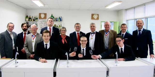 Premier rang, de droite à gauche les médaillés   Clément Delécluse, Camille Varangue-Schlagenhauff, Arnaud Louessard. 2e rang,  le président du jury, Didier Lasserre, 4e à partir de la droite, entouré des membres du jury, dont à ses côtés Michel Tarquini 