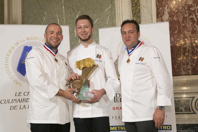 Guillaume Gomez, président de l'association Les Cuisiniers de la République et Emmanuel Renaut, président du jury 2015, entourent le vainqueur Gildas Perin.