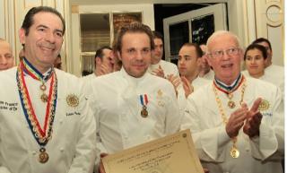 Fabrice Prochasson, Président de l'ACF, Nicolas Sale, Chef du Ritz et décoré de l'insigne de...