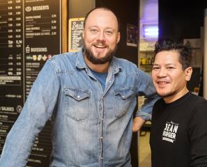 Arnaud Pénicaut  (à gauche) accompagné d'un de ses cuisiniers, Vannareth