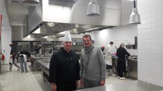 Laurent Mathieu,  professeur de cuisine (à G.) et Yvon Cramblin, chef d'établissement,  sont...