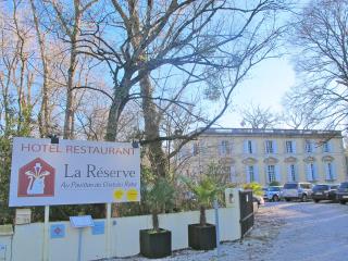 Inscrit à l'inventaire des Monuments historiques, le bâtiment et le parc de La Réserve au Pavillon...