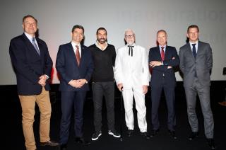 Roger Eaton, CEO KFC Monde, Frédéric Levacher, DG KFC France, le footballeur Robert Pires, l'image...