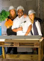 Caroline et Sophie Rostang avec le chef du restaurant Odette Yannick Lahopgnou.