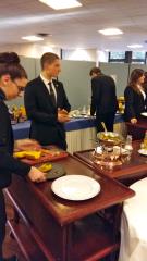 Atelier pour réaliser un dessert flambé, animé par les membres de Ô Service.