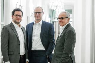 De g. à d. : Emmanuel Marill, directeur France de Airbnb, Xavier Alberti, directeur général de...