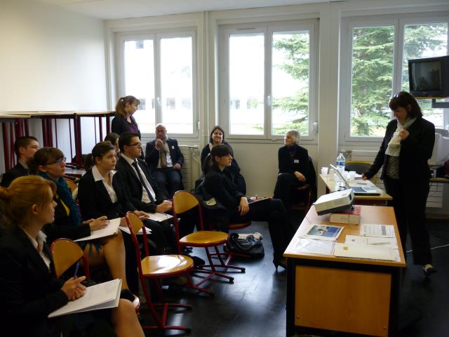 Les lycéens écoutent Sonia Gire-Utereiner et Svetlana Bey leur présenter les deux châteaux alsaciens des Grandes Etapes françaises, le château d'Isenbourg et le Château de l'Ile