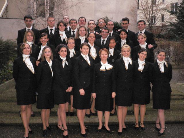 Les élèves de la 23ème promotion. A l'extrême droite, Caroline Boitel, Major de Promotion, Concierge à l'Intercontinental Park Lane de Londres. En shift le soir de la remise des diplômes, elle a adressé ce message : 'mes priorités vont à mes clients et à 