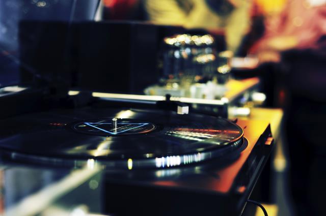 La diffusion de musique de sonorisation et la diffusion audiovisuelle à titre gratuit dans les cafés et restaurants du secteur traditionnel sont soumises à une redevance forfaitaire annuelle.