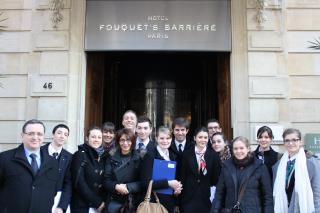 La classe de 1TSRH du lycée des métiers de l'hôtellerie et du tourisme de Grenoble en présence de...