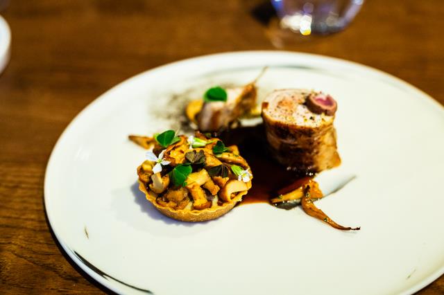  Lapin, foie gras, tartelette de foie et girolles sautées. 