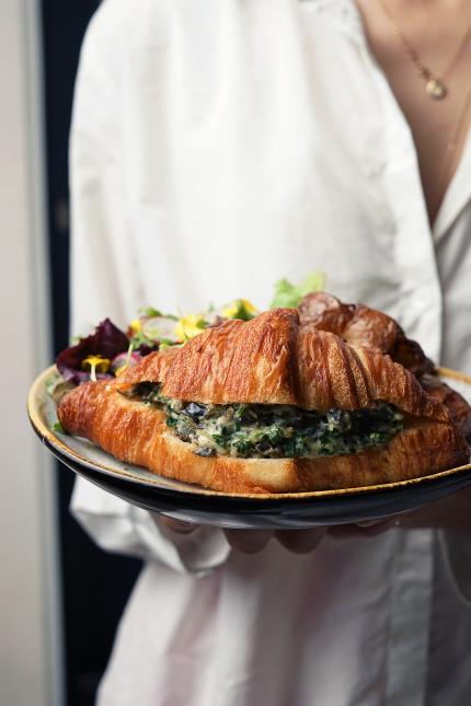 Le croissant garni aux escargots d’Amandine Chaignot.