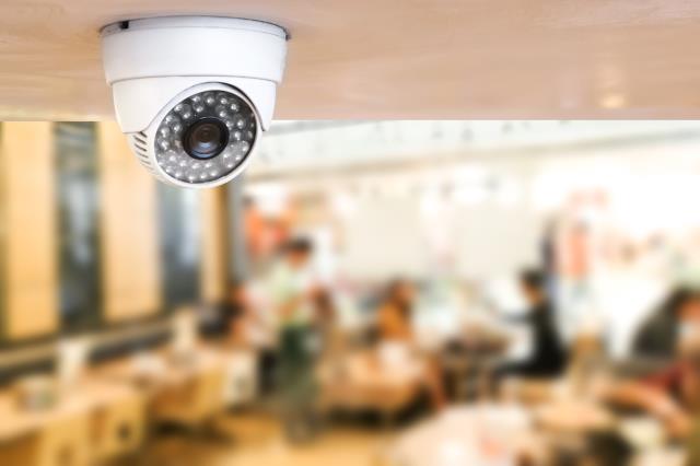 La mise en place d’un système de vidéosurveillance doit se faire dans le respect de la vie privée. Les caméras ne peuvent pas être dissimulées et les employés comme les clients doivent être informés de leur présence.
