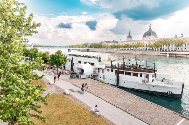 Le bateau fluvial Le Mistral, sur les berges à Lyon. 