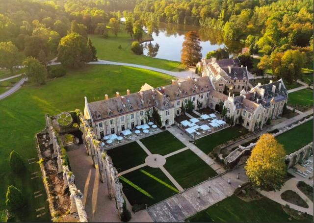 L’esprit de l’ancienne maîtresse des lieux, la baronne de Rothschild, semble encore régner sur les chambres du corps de l’Abbaye des Vaux de Cernay. 