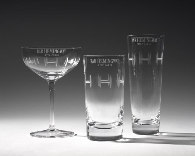  Douze verres siglés du Bar Hemingway.