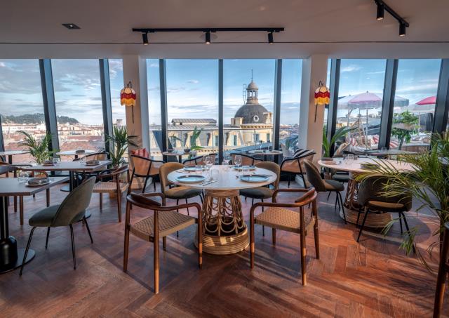 Le restaurant du DoubleTree by Hilton Nice Centre Iconic dispose d'une vue sur la ville. 