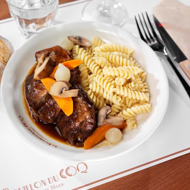 Coq au vin, fusilli à 11,80 euros.