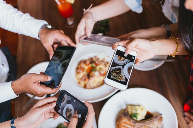 En photographiant les plats et en partegant sur les réseaux sociaux, vos clients deviennent les ambassadeurs de votre restaurant par la publicité qu’ils véhiculent.