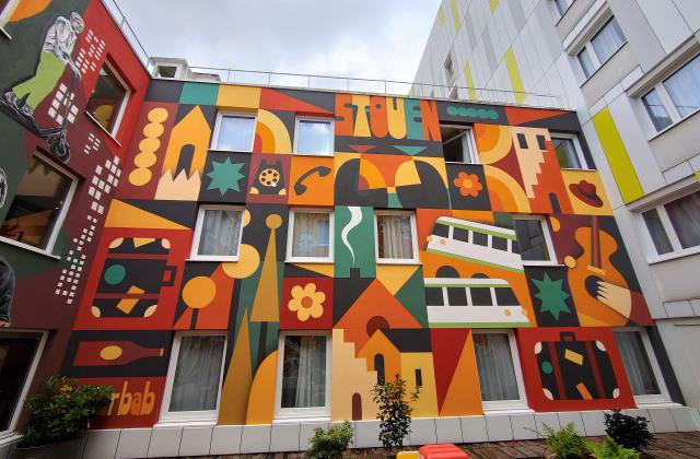 Une des fresques du patio du B&B Home, réalisée par Graffart, évoque la ville de Saint-Ouen.