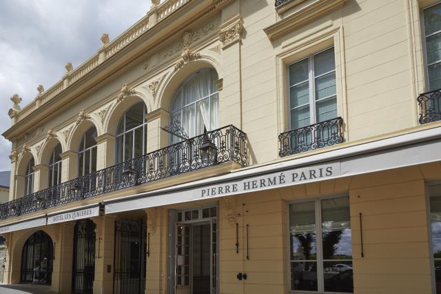 La façade de l'hôtel Les Lumières, Versailles.