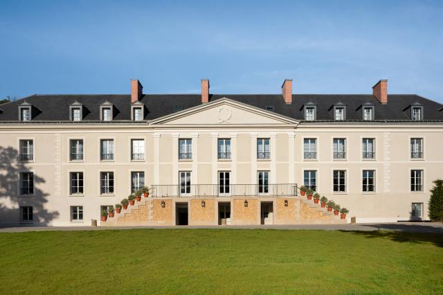 La façade du bâtiment principal du Dolce by Wyndham Versailles, Domaine du Montcel.