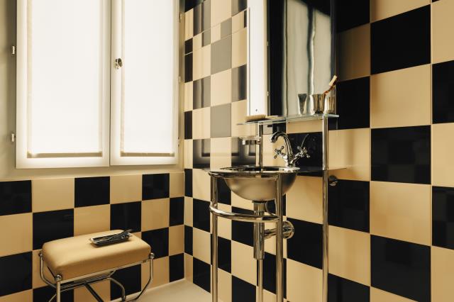 Une salle de bains au mobilier épuré, dessiné par Necchi Architecture.