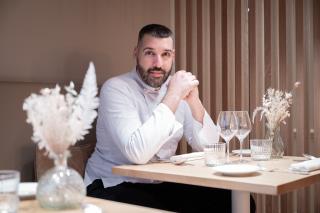 Romain Leydier revendique une cuisine très travaillée mais accessible, dans son restaurant Le Champ...