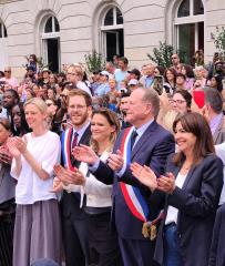 Olivia Grégoire (au centre) en compagnie d'Anne Hildalgo (à droite); maire de Paris, lors du relais de la flamme olympique à la mairie du XVe arrondissement. 
