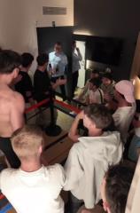 Un client de B&B Hotels Brest découvre sa chambre transformée en ring de boxe. Ambiance garantie.