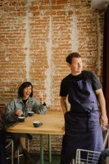 Harry Cummins et son associée Laura Vidal, cofondateurs de La Mercerie, font partie de la nouvelle scène culinaire marseillaise.
