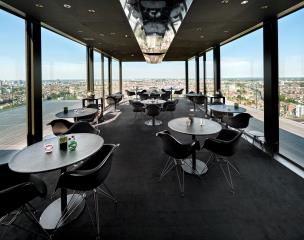 Au vingt-cinquième étage de l’IT Tower, le restaurant offre une vue panoramique. 