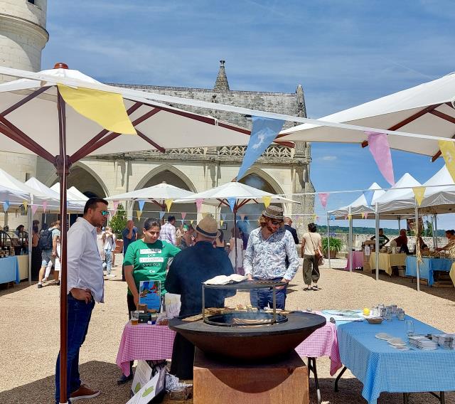 Multiplier les échanges entre restaurateurs, cuisiniers et producteurs, c'est l'une des priorités du Collège Culinaire de France. Comme, ici, lors d'un "marché complice" organisé dans le château royal d'Amboise.