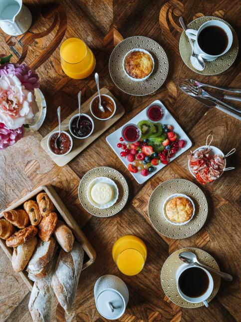 Pain et confitures faits maison, jus de fruits fraichement pressés, café bio et fleurs du jardin témoignent du soin apporté, chaque matin, au petit déjeuner servi au Château de la Treyne.