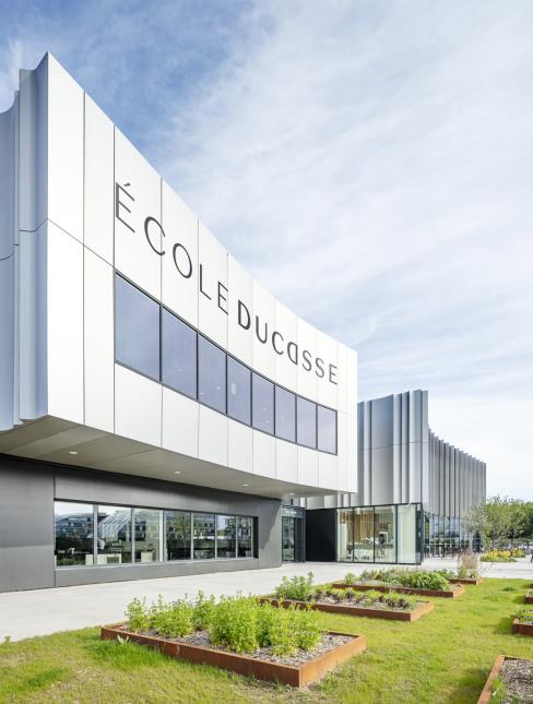 Les étudiants du campus de l'École Ducasse, à Meudon, participent à l’entretien du jardin, dans lequel poussent herbes aromatiques, framboises, cassis, fleurs comestibles, tomates anciennes… 