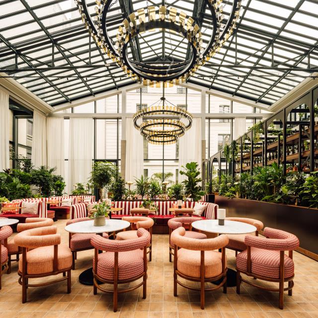 Le restaurant Bibie, abrité sous une verrière de 10 m de haut, au Jardin de verre by Locke.