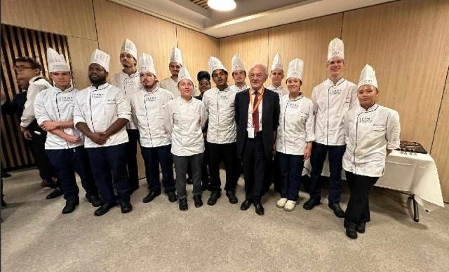  Jean Arthuis entouré des apprentis en cuisine