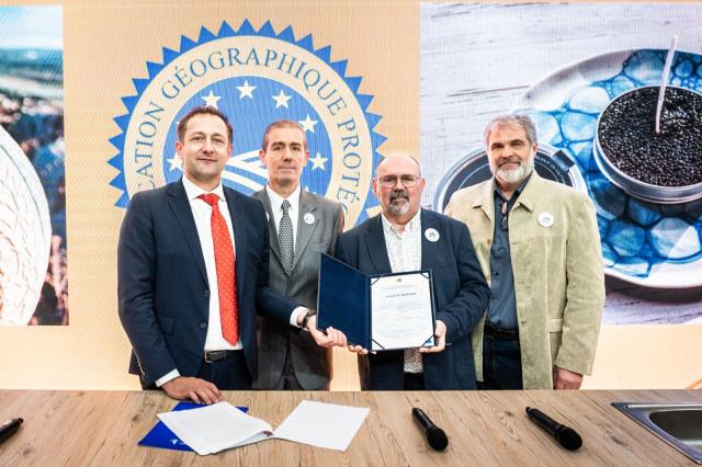 Remise du certificat officiel d'enregistrement de l'IGP Caviar d'Aquitaine par le Commissaire Européen à l'Agriculture, Christophe Hansen, sur le stand de l’Union Européenne lors du Salon International de l’Agriculture 2025.