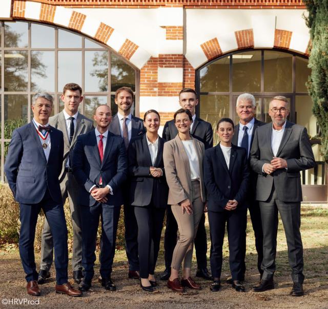 Les six finalistes avec Denis Férault, André Terrail, parrain du Trophée 2025, Denis Courtiade et Serge Schaal.