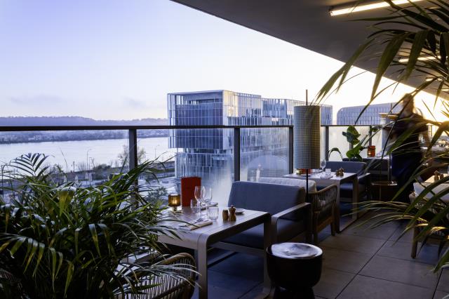 Le restauraurant Rivamour est situé sur le rooftop de l'Hôtel 56, avec vue sur la Garonne. 