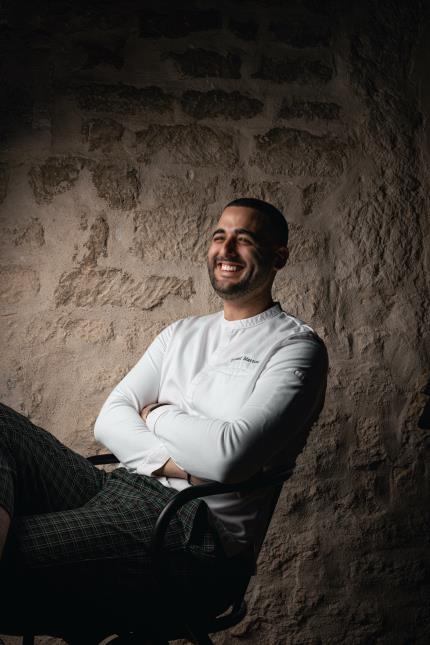 Formé aux côtés de nombreux chefs étoilés, Youssef Marzouk vient d'ouvrir le restaurant gastronomique Aldehyde, à Paris.