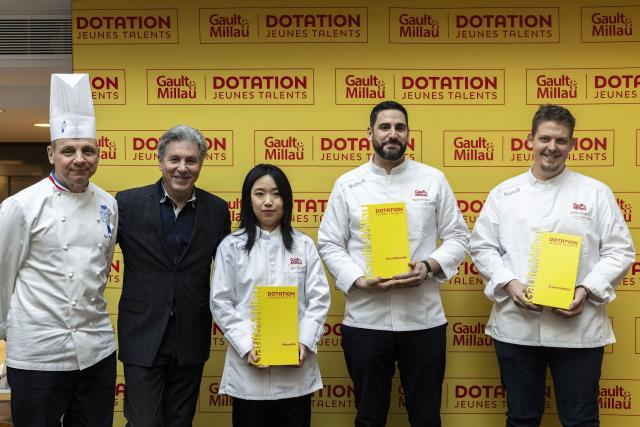 De gauche à droite : Éric Briffard, chef exécutif et directeur des Arts Culinaires de l'institut Le Cordon Bleu Paris, Michel Roth, parrain de la Dotation Jeunes Talents, et les trois lauréats « Nord-Ouest », les chefs Jihyun Kim, Kevin Bougard et Sylvain