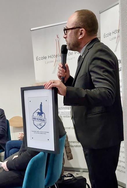 Didier Georges, proviseur du lycée Jean Drouant, à Paris, a reçu la plaque d'agrément "Handi-responsable" de l'association Speak You.