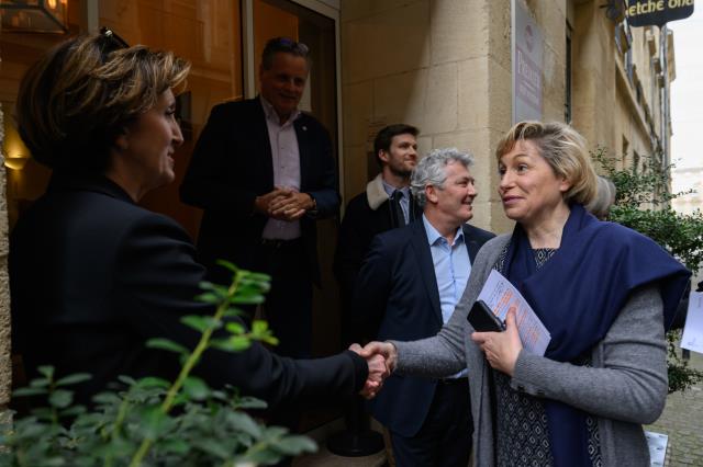 La ministre Nathalie Delattre (à d.) salue Catherine Parinaud, dirigeante de l'hôtel BW Bayonne Etche Ona. Derrière la ministre, Franck Chaumès, président de l'Umih Gironde.