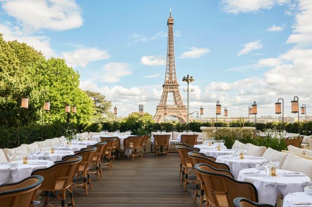 Le chic très contemporain du restaurant Girafe, à Paris, a été pensé par l'architecte d'intérieur et designer Joseph Dirand.